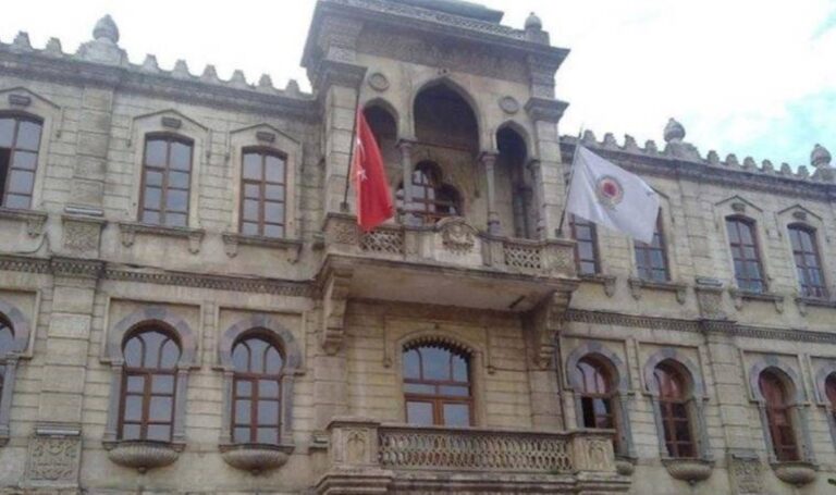 eski-belediye-baskanindan-bayraklara-20-milyon-tl-ndvnyeTC.jpg