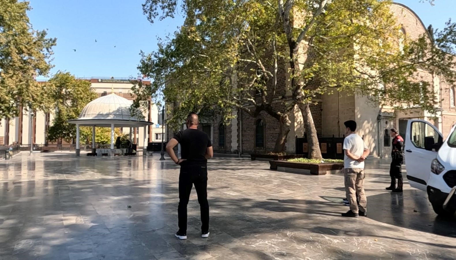 balikesirde tarihi camide supheli canta panigi EATEnjTL