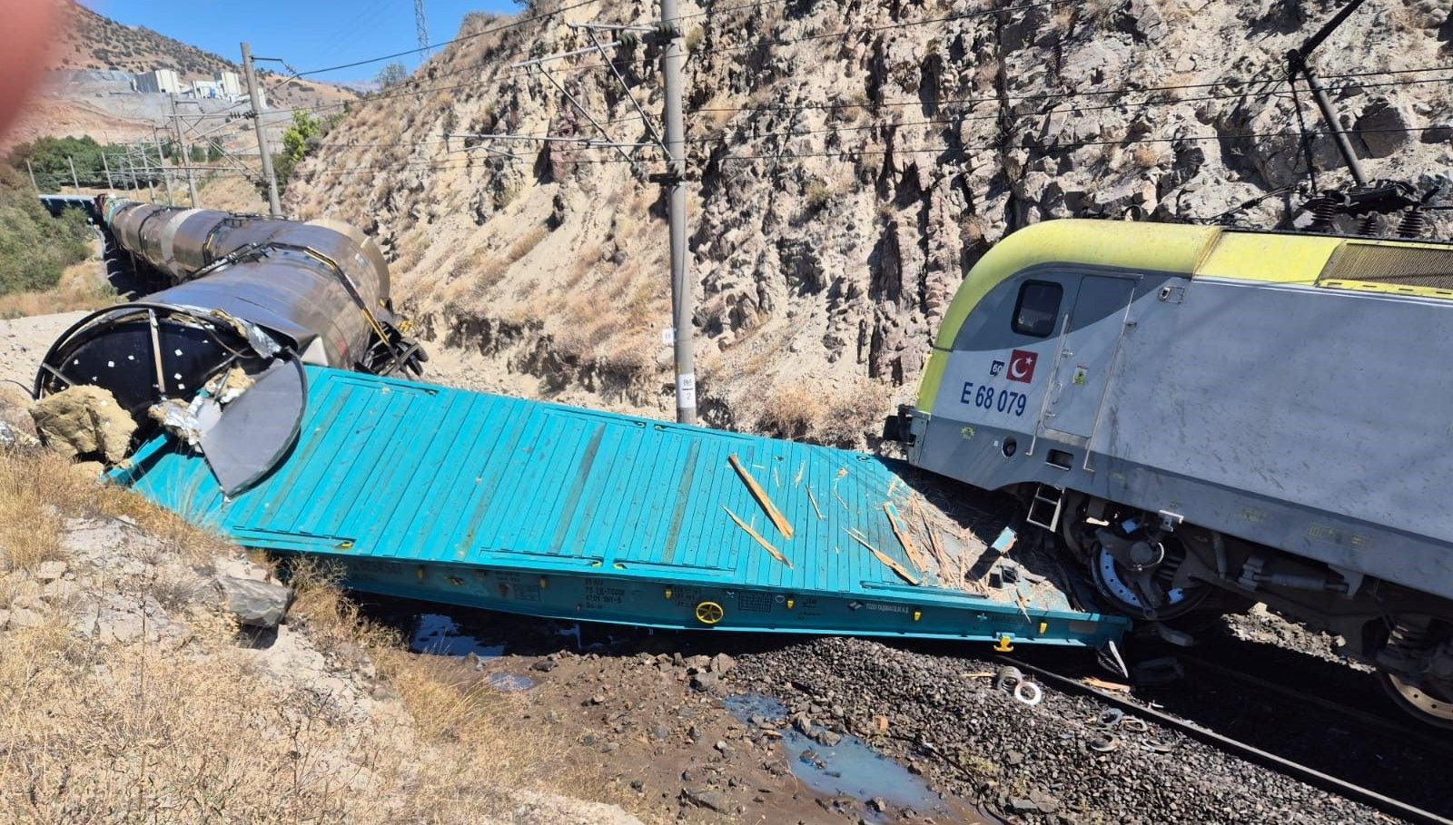 malatyada iki yuk treni kafa kafaya carpisti 1 yarali alw1k8OF