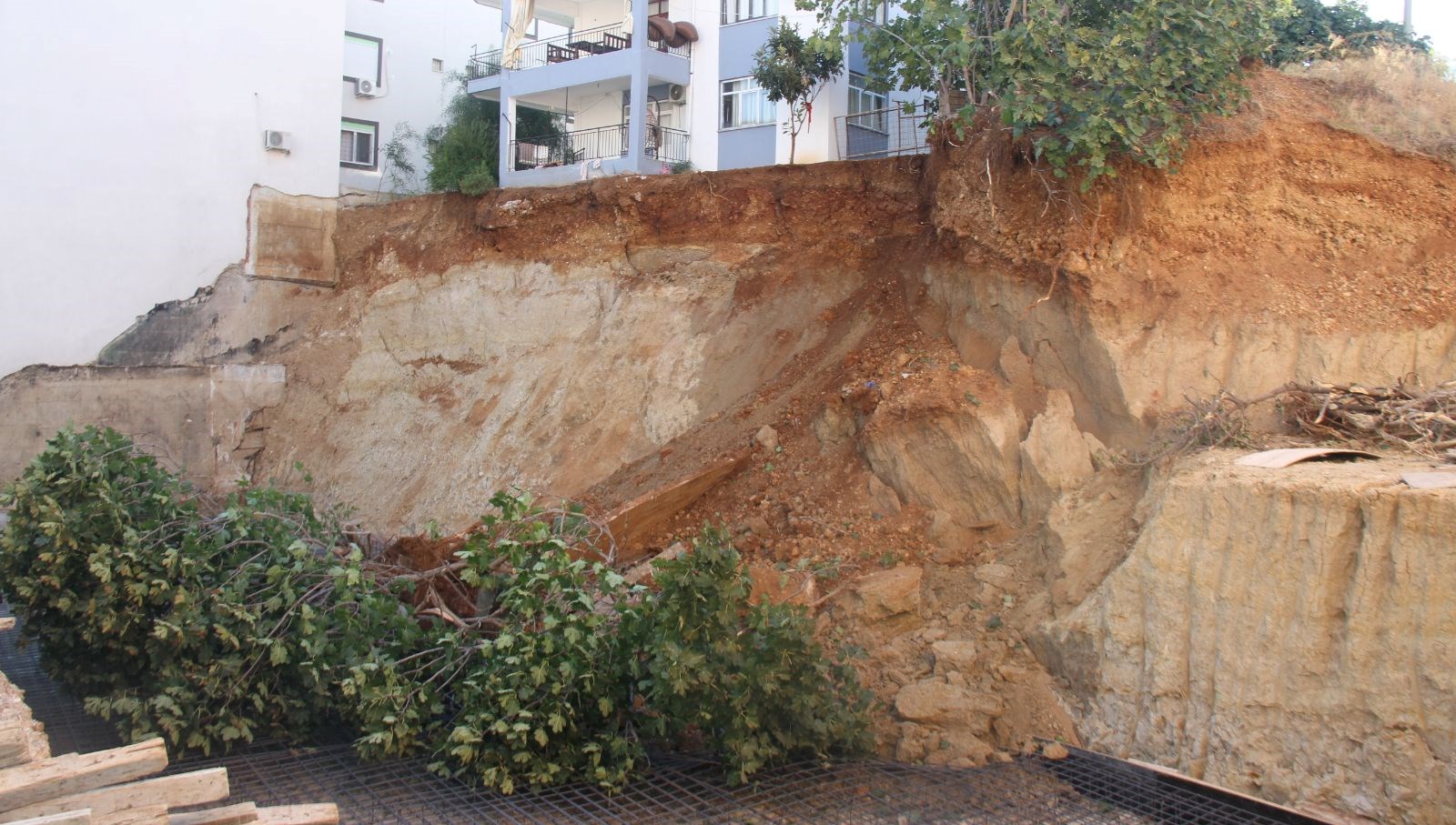 ayni insaatta ikinci kez gocuk Fwa1kiLW.jpg