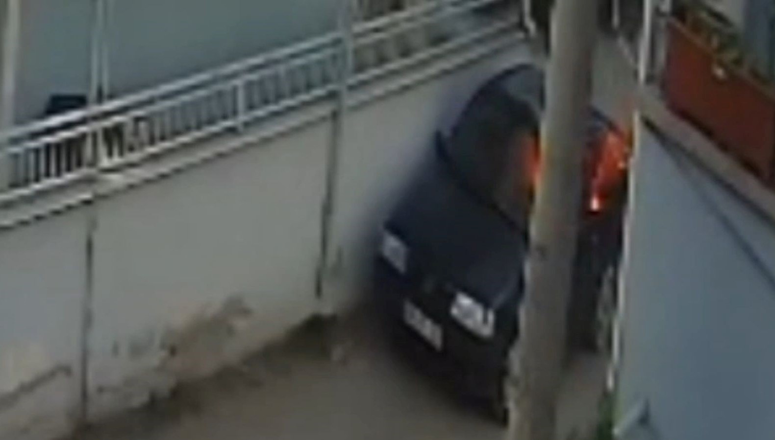 husumetlisinin arabasini benzin dokup yakti 9cXObdfH