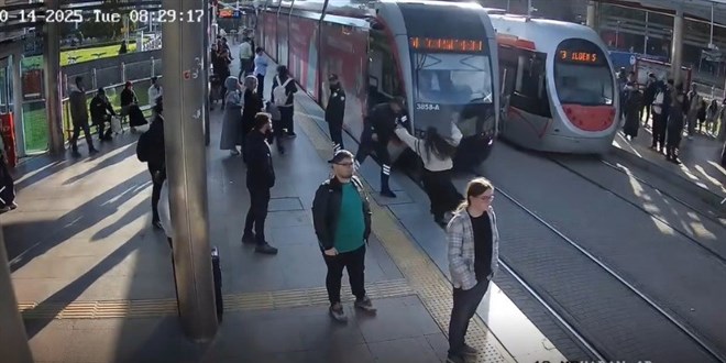 kulaklik takili genc kiz raylara yoneldi gorevli son anda kurtardi u7AqZzIG.jpg