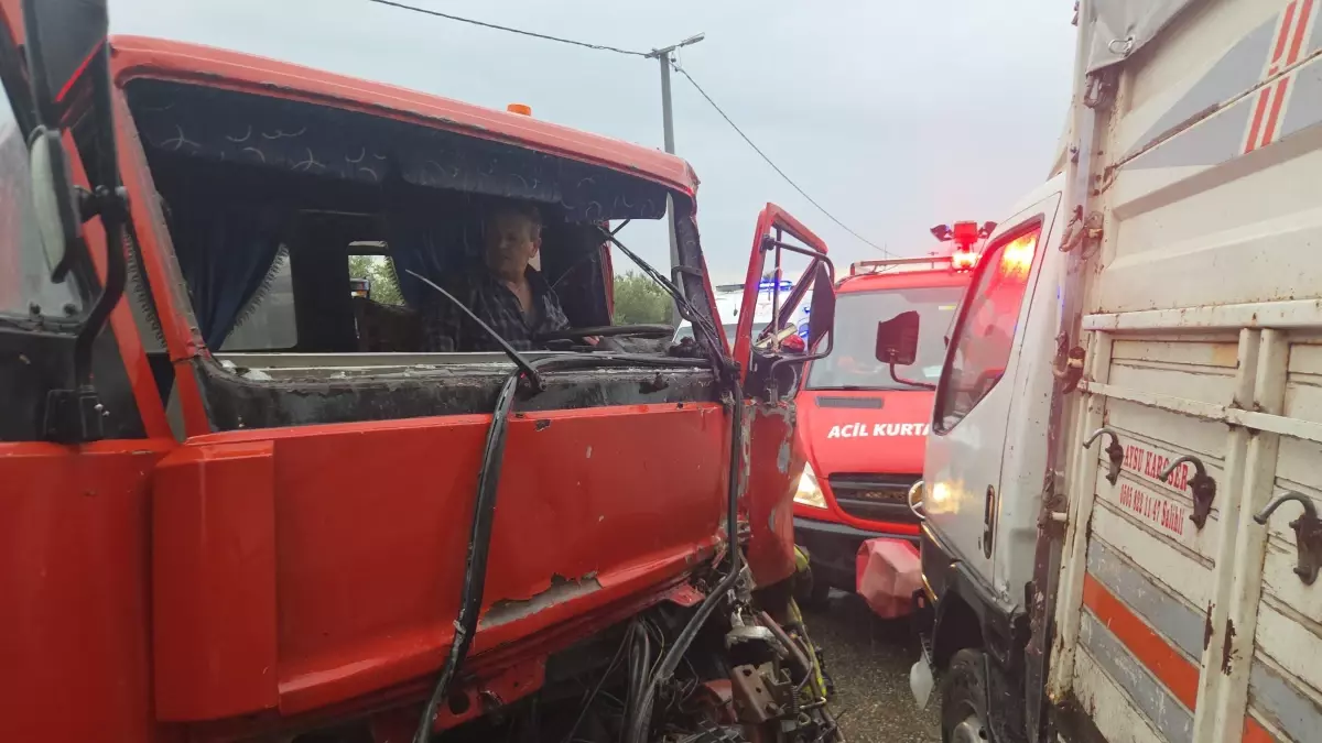 orhangazide traktor tasiyan cekici ile kamyonet carpisti lB5ziqSl