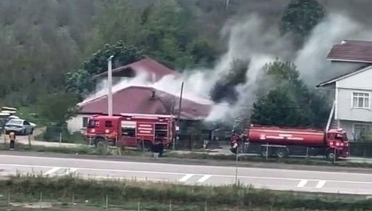 yanginda tek katli ev kullanilamaz hale geldi krvCmTIx