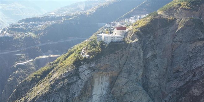 artvinde kaya kopmasi panige neden oldu iki lise tahliye edildi C3hVJl6r.jpg