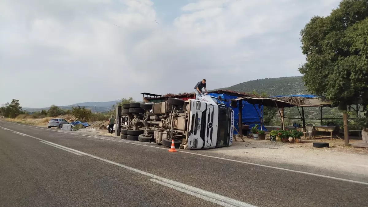 tarsusta kamyon devrildi sofor yaralandi r2QnRcDw.jpg