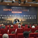 OYUNCU SENARİST VE YAZAR ERCAN KESAL, KEPEZ KİTAP FUARI'NDA GERÇEKLEŞTİRİLEN SÖYLEŞİDE HEM OYUNCULUK HEM DE YAZARLIK DENEYİMLERİNİ PAYLAŞTI. (İHA/ANTALYA-İHA)
Oyuncu senarist ve yazar Ercan Kesal, Kepez Kitap Fuarı'nda gerçekleştirilen söyleşide hem oyunculuk hem de yazarlık deneyimlerini paylaştı. Kesal, bugüne kadar canlandırdığı karakterlerle kendini tanımladığını belirterek, "Bu karakterleri içtenlikle ve sürdürebilmemi sağlayan şey edebiyat. Sinemaya duyduğum hevesi gerçekçi kılan kitaplar oldu" dedi.